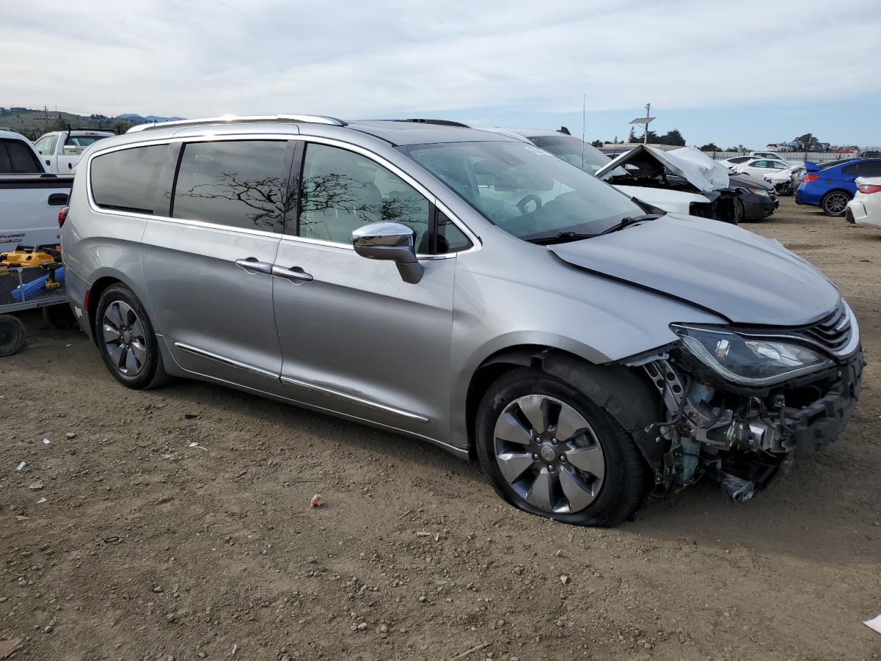 2017 Chrysler Pacifica VIN 2C4RC1N76HR685021 Copart auction photo, front end / side damage thumbnail 4