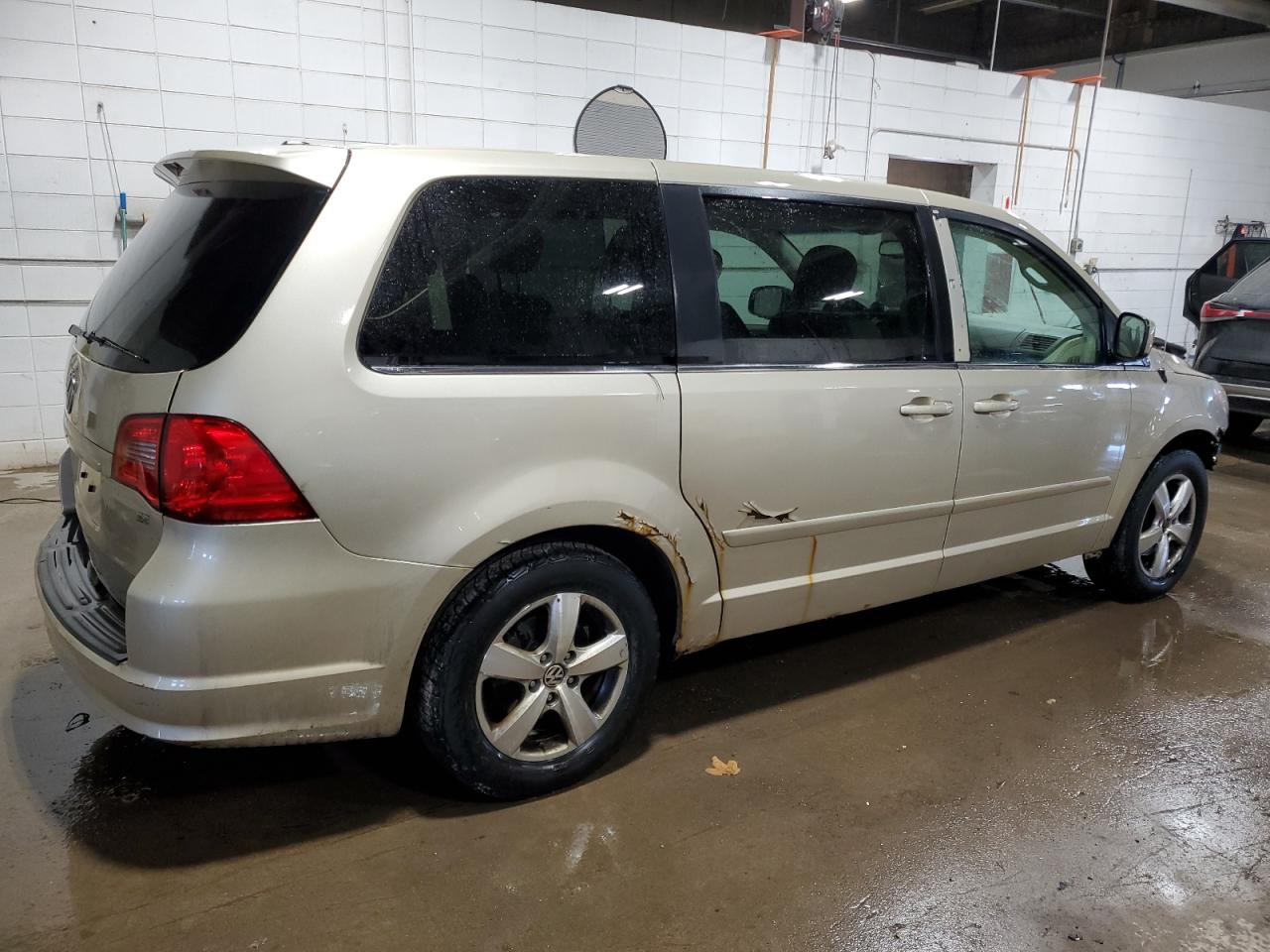 2010 Volkswagen Routan VIN 2V4RW3D12AR259144 Copart auction photo, front end / side damage thumbnail 3