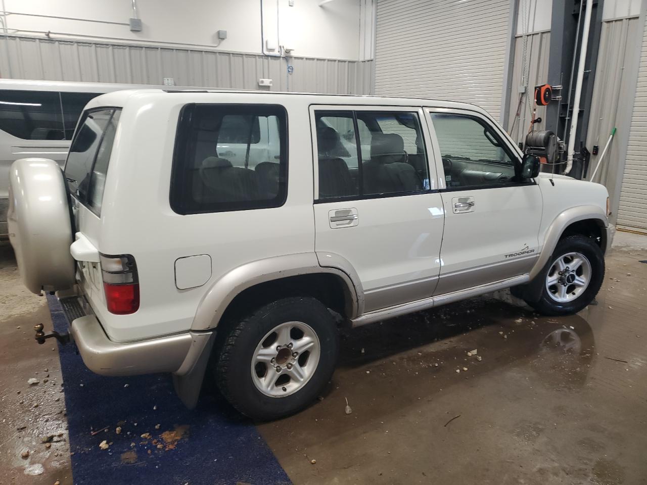 2000 Isuzu Trooper VIN JACDJ58X5Y7J15479 Copart auction photo, minor dent/scratches damage thumbnail 3