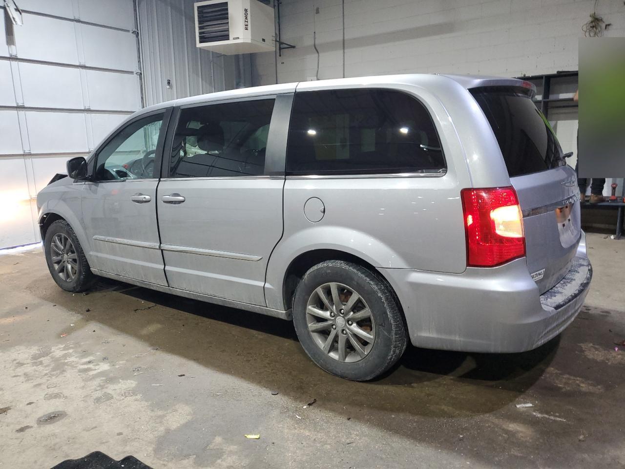2015 Chrysler Town & Country VIN 2C4RC1HG2FR583983 Copart auction photo, front end / minor dent/scratches damage thumbnail 2