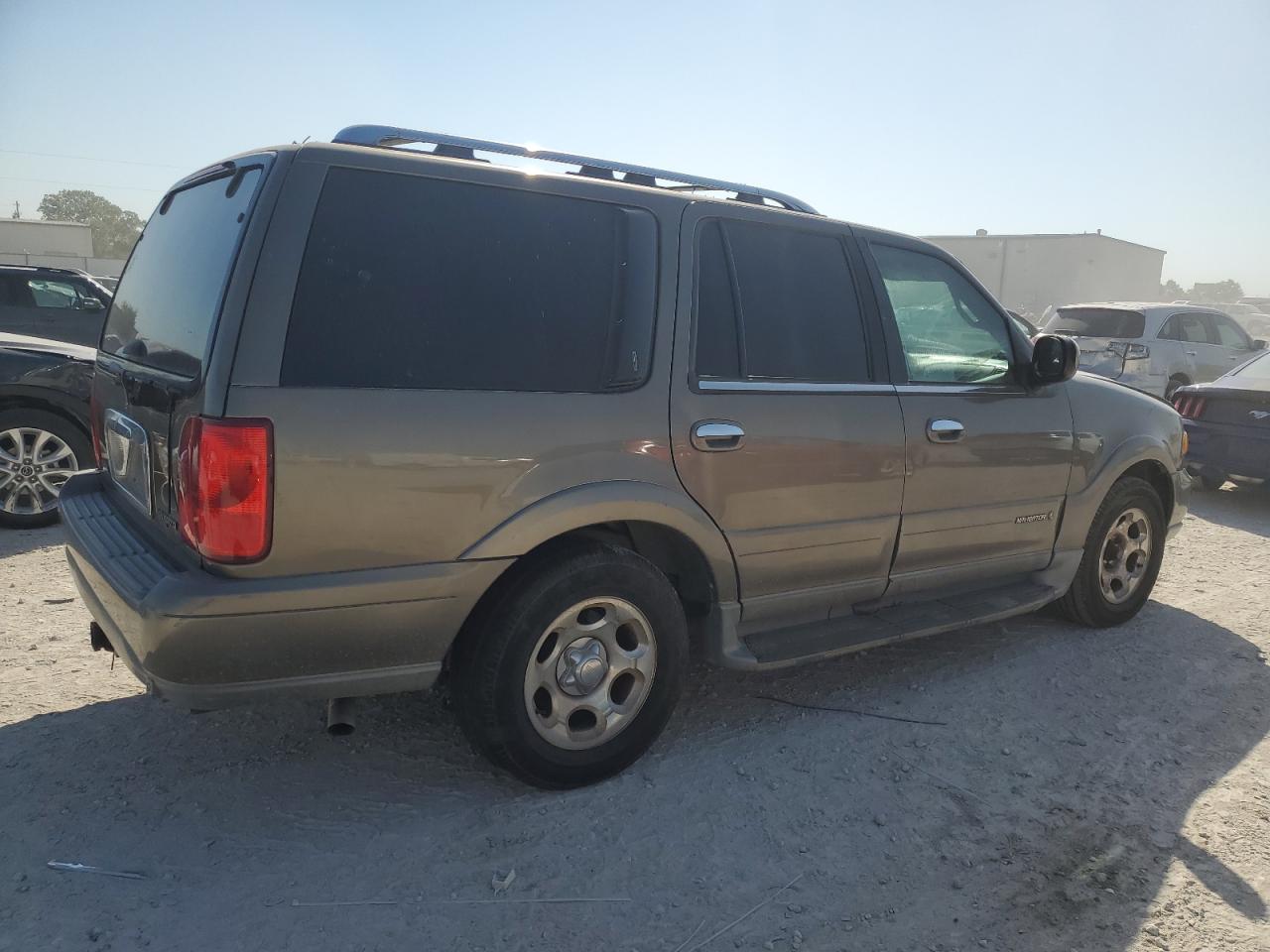 2002 Lincoln Navigator VIN 5LMEU27R12LJ12536 Copart auction photo, front end damage thumbnail 3
