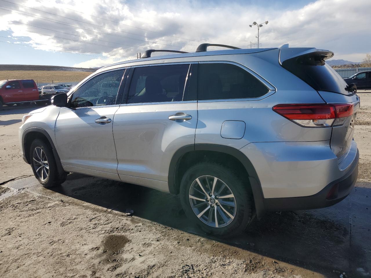 2018 Toyota Highlander VIN 5TDJZRFH9JS532096 Copart auction photo, hail damage thumbnail 2