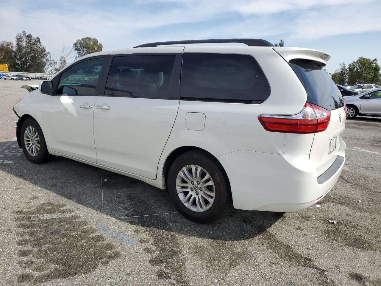 2017 Toyota Sienna VIN 5TDYZ3DC8HS888634 Copart auction photo, front end damage thumbnail 2