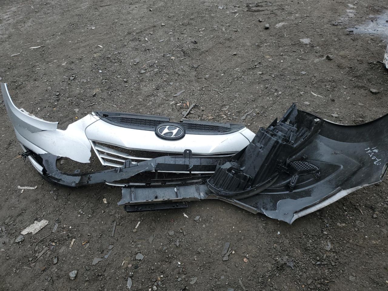 2011 Hyundai Tucson VIN KM8JU3AC2BU142831 Copart auction photo, front end / minor dent/scratches damage thumbnail 15