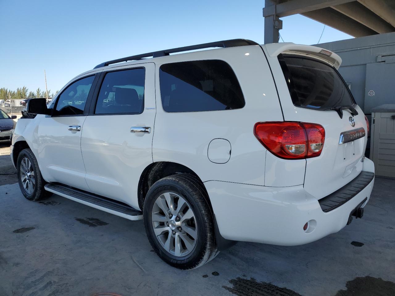 2016 Toyota Sequoia VIN 5TDJY5G15GS132803 Copart auction photo, front end / minor dent/scratches damage thumbnail 2