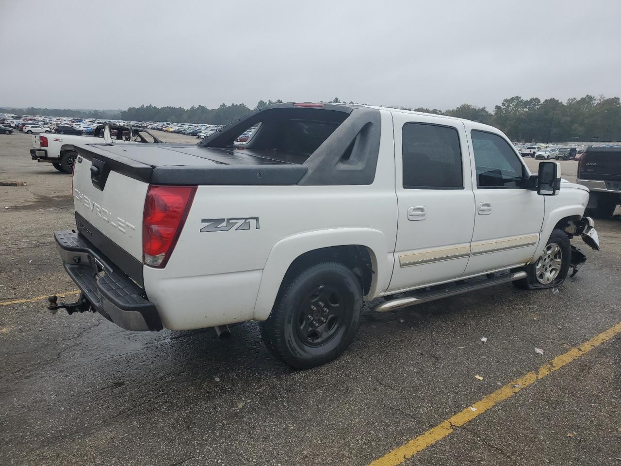 2005 Chevrolet Avalanche VIN 3GNEK12Z95G180977 Copart auction photo, front end damage thumbnail 3