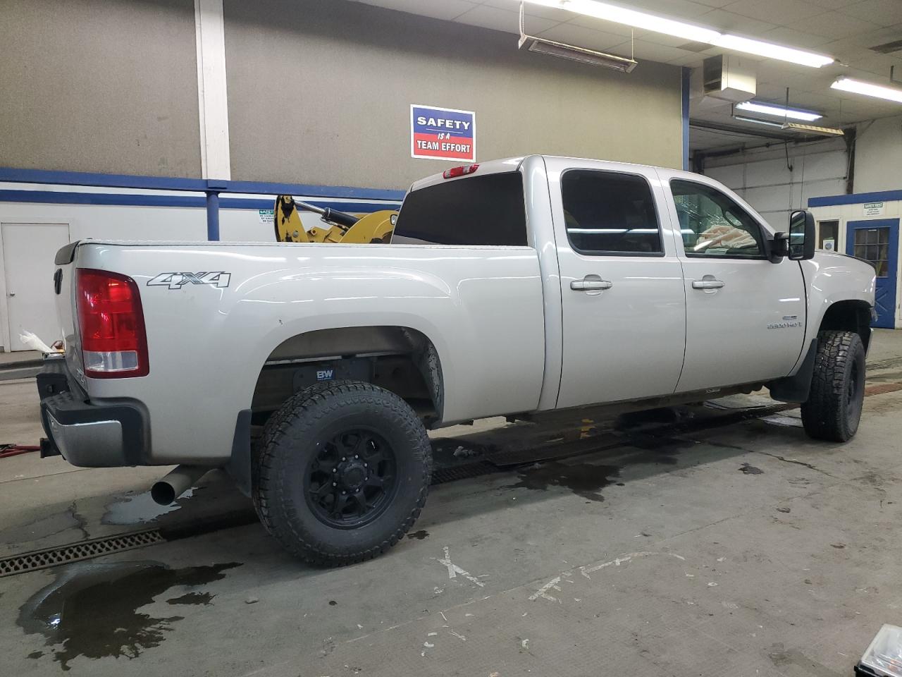 2009 GMC Sierra VIN 1GTHK63679F118461 Copart auction photo, front end / side damage thumbnail 3