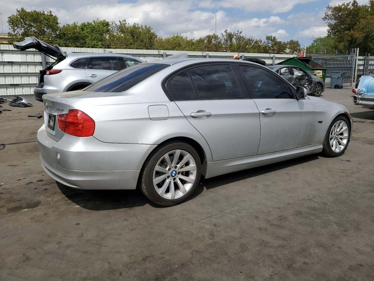 2011 BMW 3er VIN WBAPK5C59BA659721 Copart auction photo, front end / side damage thumbnail 3