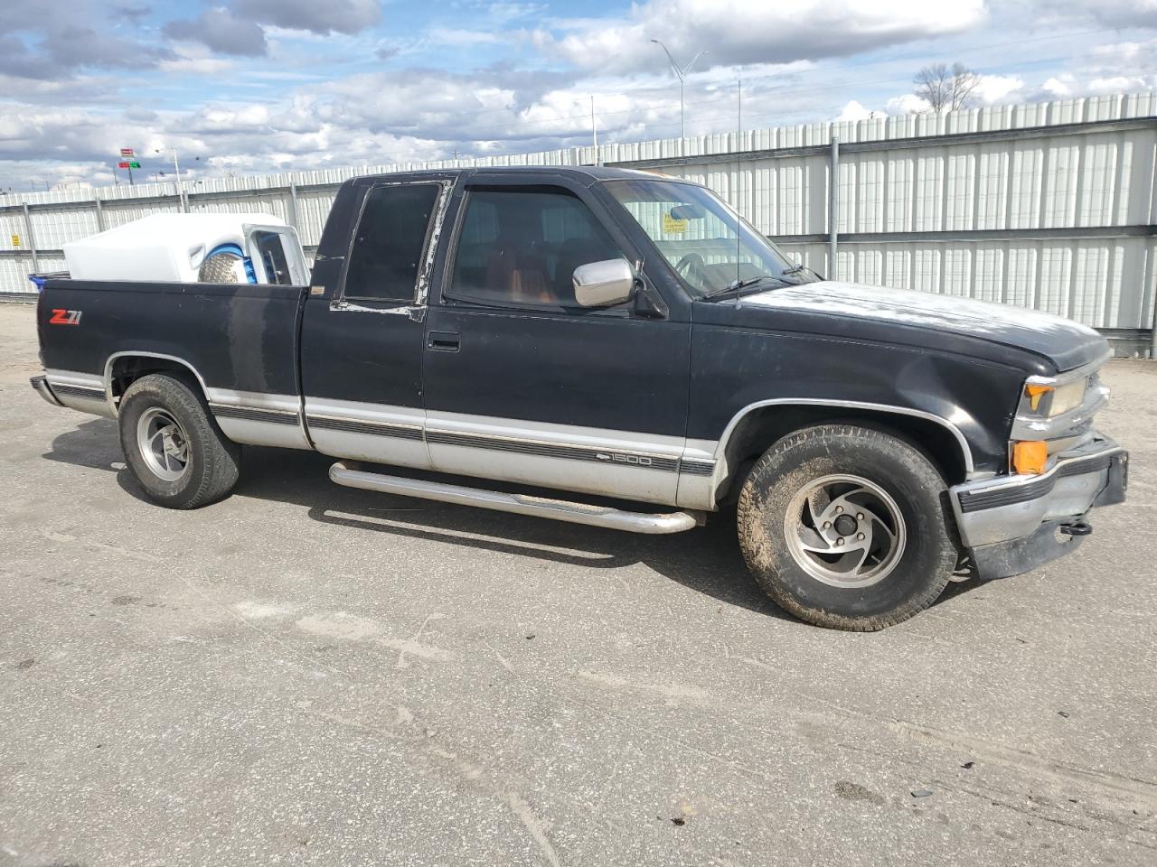 1994 Chevrolet GMT-400 VIN 2GCEC19KXR1175185 Copart auction photo, front end / side damage thumbnail 4