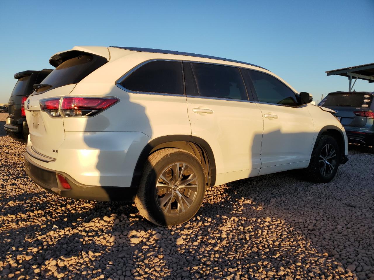 2016 Toyota Highlander VIN 5TDKKRFH6GS147225 Copart auction photo, front end damage thumbnail 3