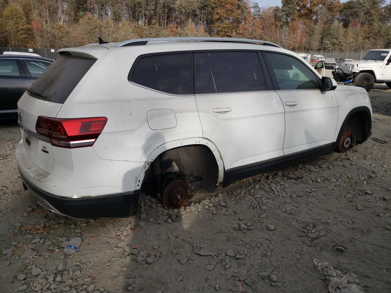 2018 Volkswagen Atlas VIN 1V2MR2CA7JC525126 Copart auction photo, undercarriage damage thumbnail 3