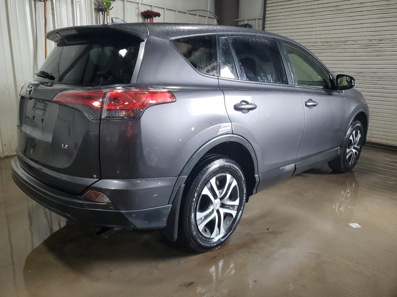 2018 Toyota RAV 4 VIN JTMZFREV1JJ176923 Copart auction photo, rear end / side damage thumbnail 3