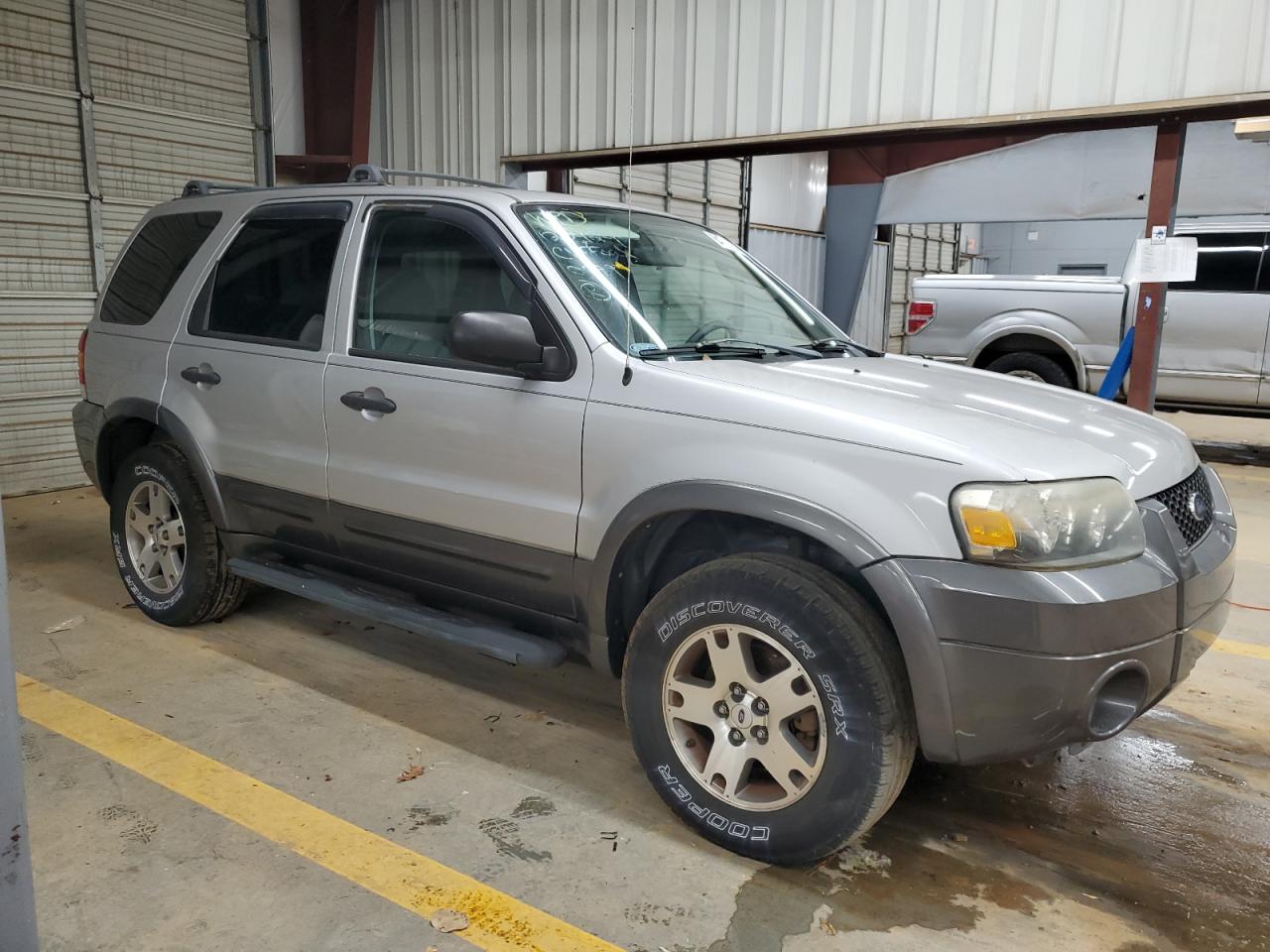 2005 Ford Escape VIN 1FMYU93105KA30879 Copart auction photo, rear end / undercarriage damage thumbnail 4
