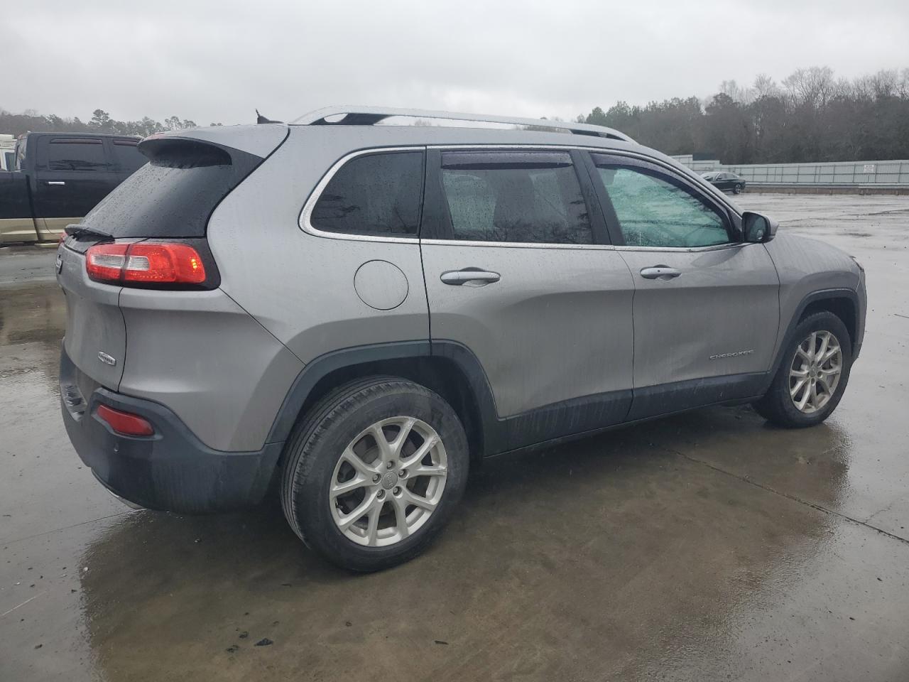 2015 Jeep Grand Cherokee VIN 1C4PJLCS8FW518096 Copart auction photo, front end / minor dent/scratches damage thumbnail 3