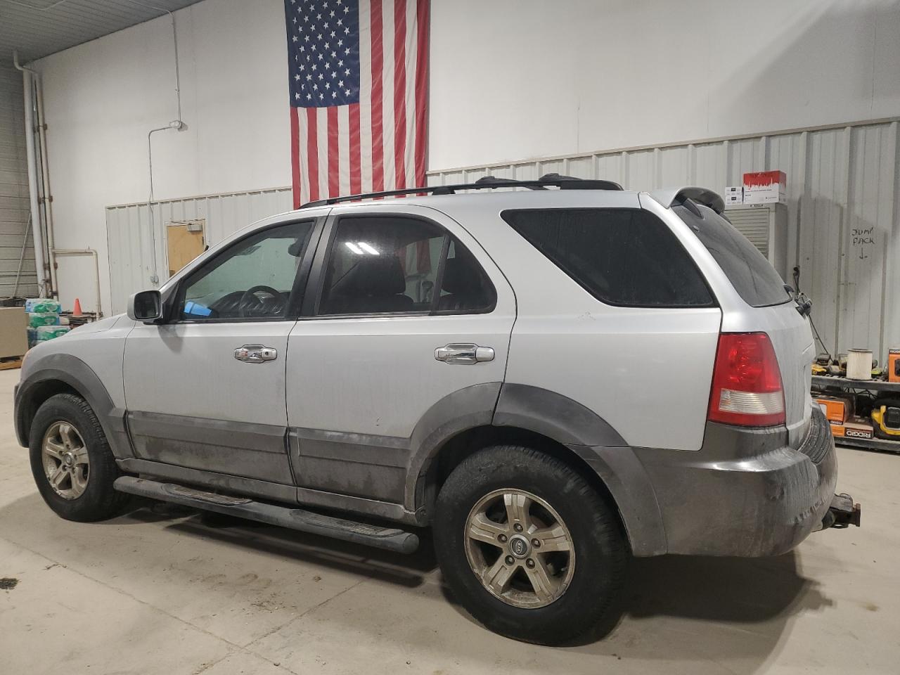 2005 KIA Sorento VIN KNDJC733055350507 Copart auction photo, side / rear end damage thumbnail 2