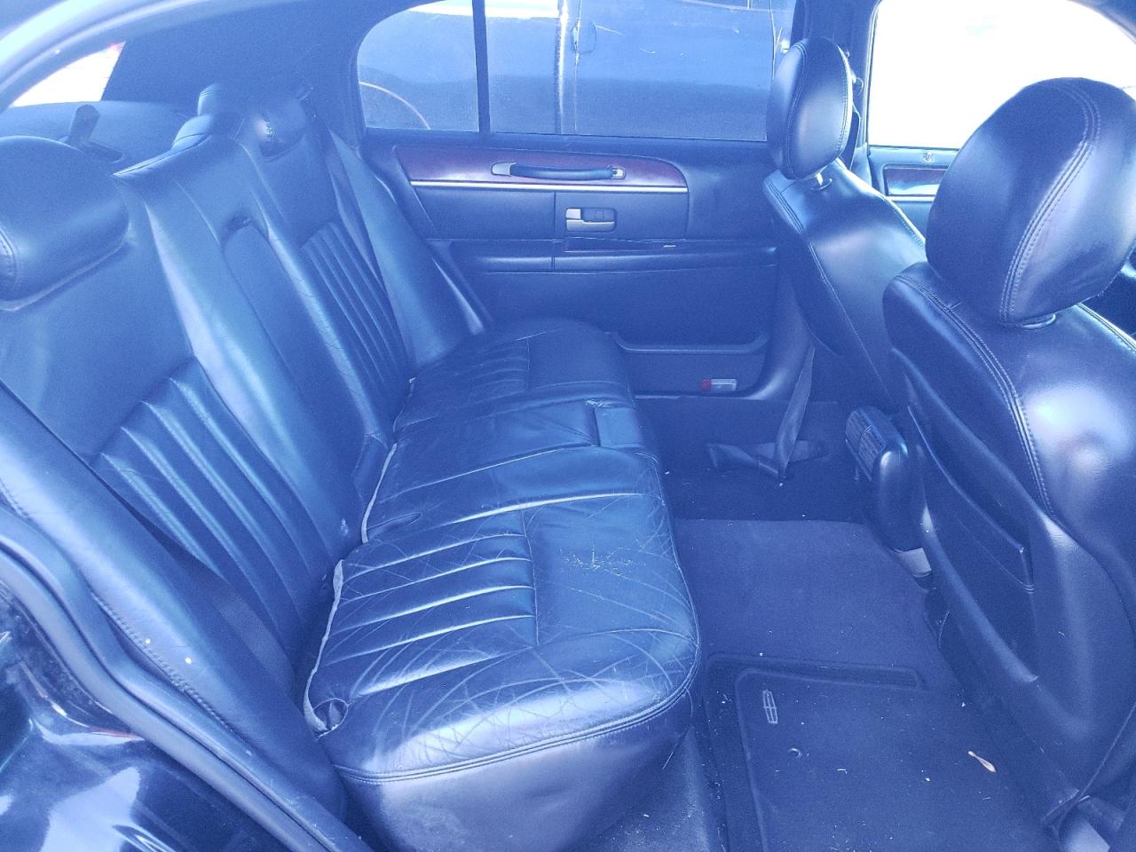 2005 Lincoln Town Car VIN 1LNHM84W35Y660056 Copart auction photo, front end damage thumbnail 10