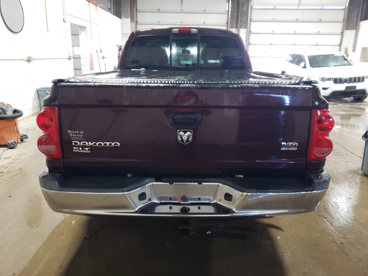 2005 Dodge Dakota VIN 1D7HW48N05S292257 Copart auction photo, vandalism / rear end damage thumbnail 6