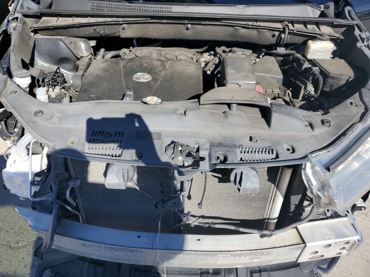 2018 Toyota Highlander VIN 5TDZZRFHXJS258703 Copart auction photo, front end / side damage thumbnail 12