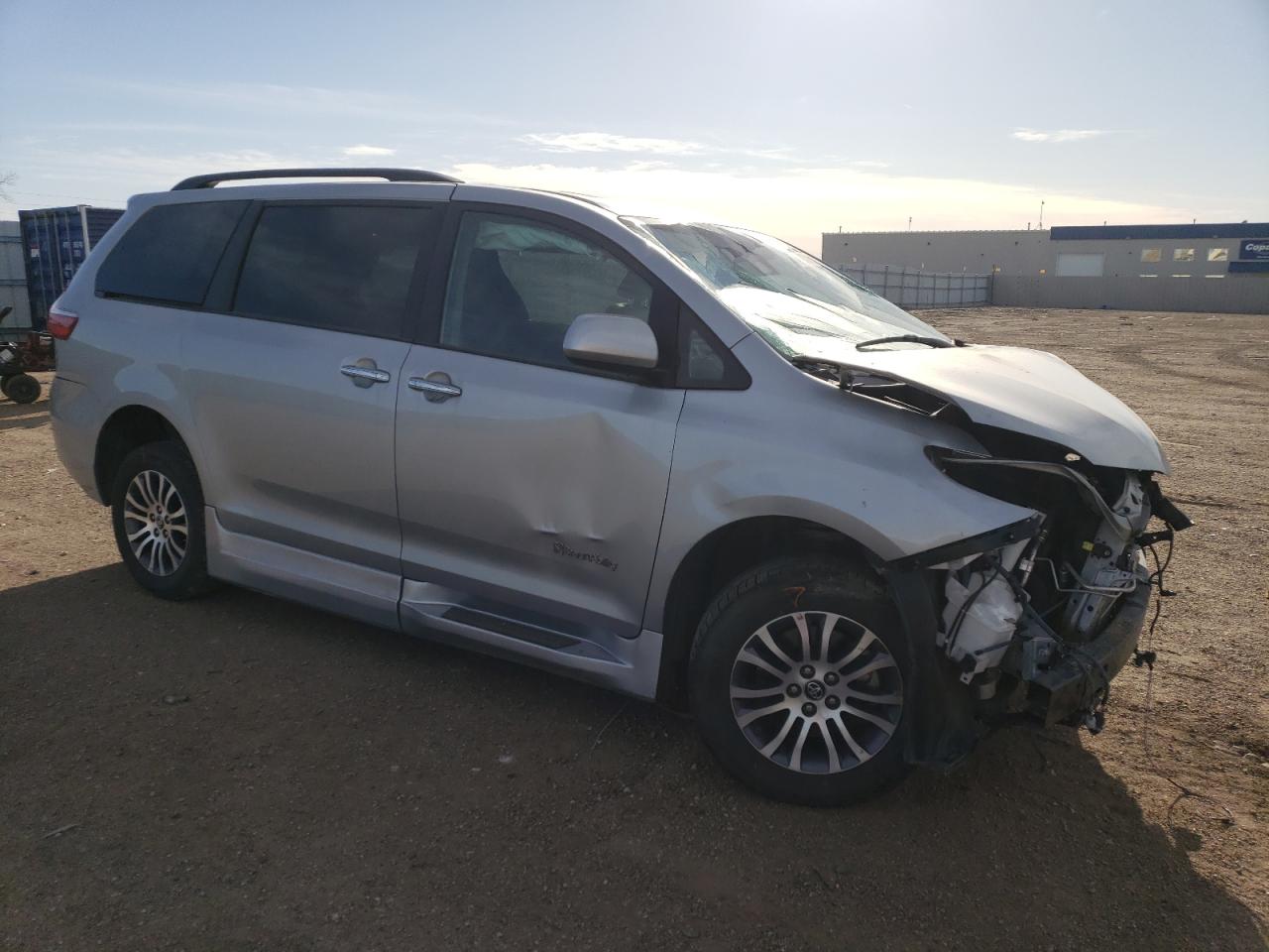 2019 Toyota Sienna VIN 5TDYZ3DC3KS997008 Copart auction photo, front end / side damage thumbnail 4