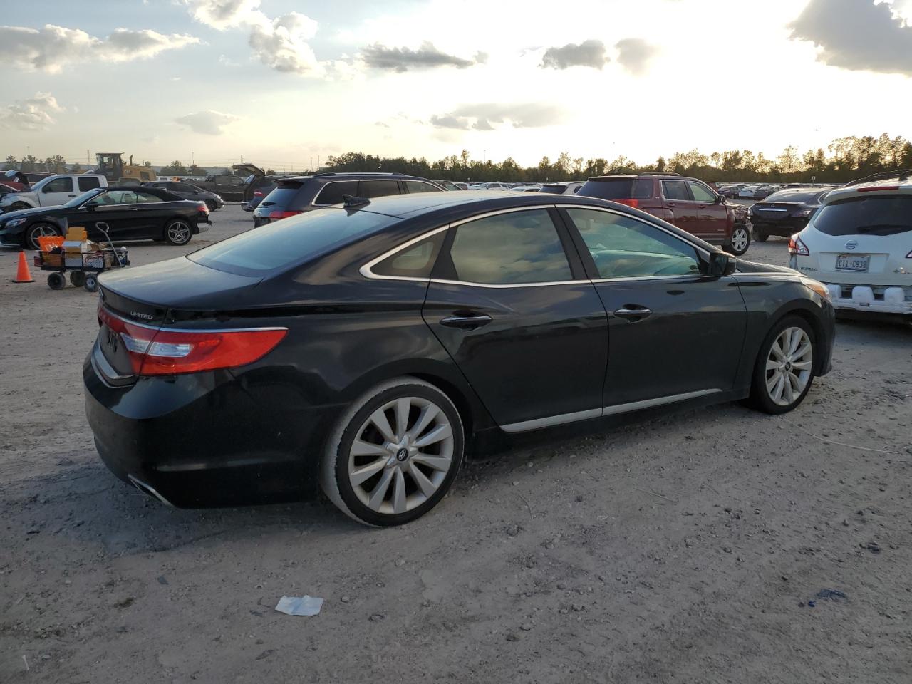 2017 Hyundai Azera VIN KMHFH4JG0HA578235 Copart auction photo, normal wear damage thumbnail 3