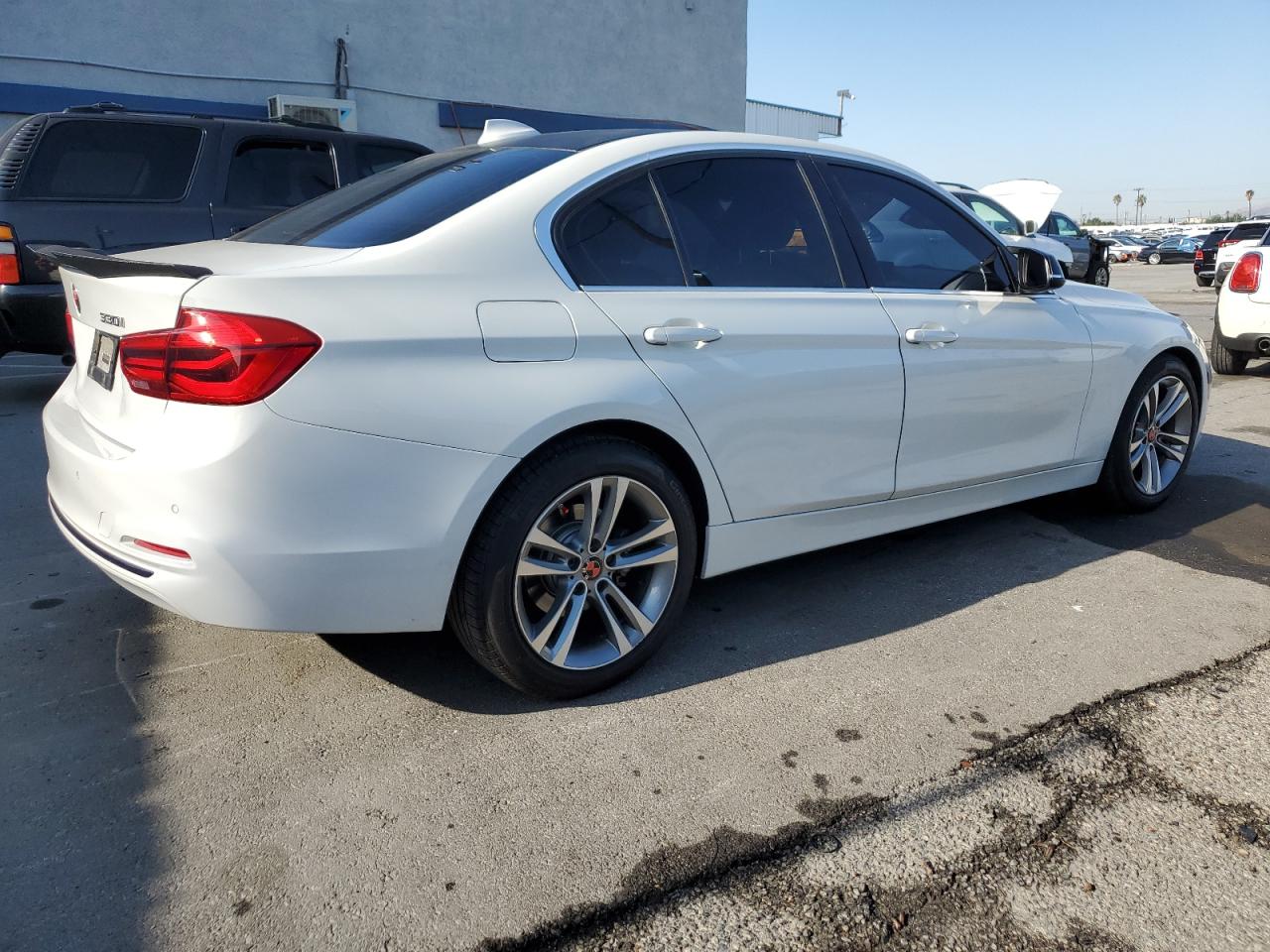 2017 BMW 3er VIN WBA8B9G52HNU09809 Copart auction photo, front end damage thumbnail 3