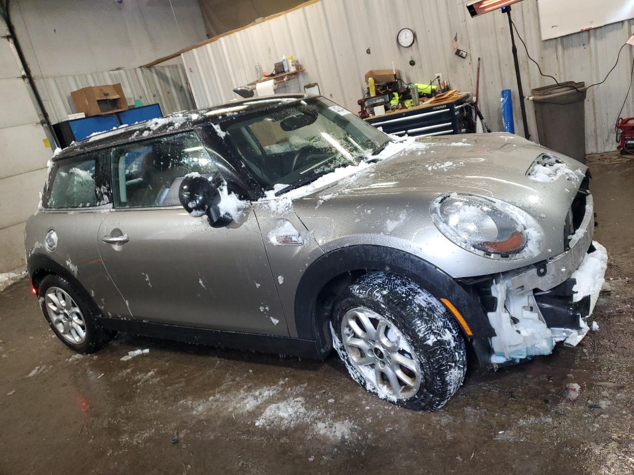 2017 MINI Cooper VIN WMWXP7C37H3B94609 Copart auction photo, front end / minor dent/scratches damage thumbnail 4