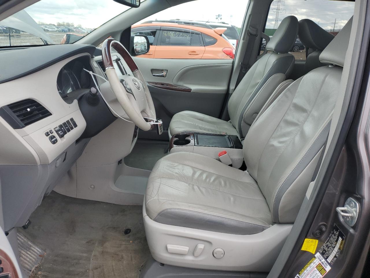 2013 Toyota Sienna VIN 5TDYK3DC2DS310513 Copart auction photo, rear end / minor dent/scratches damage thumbnail 7