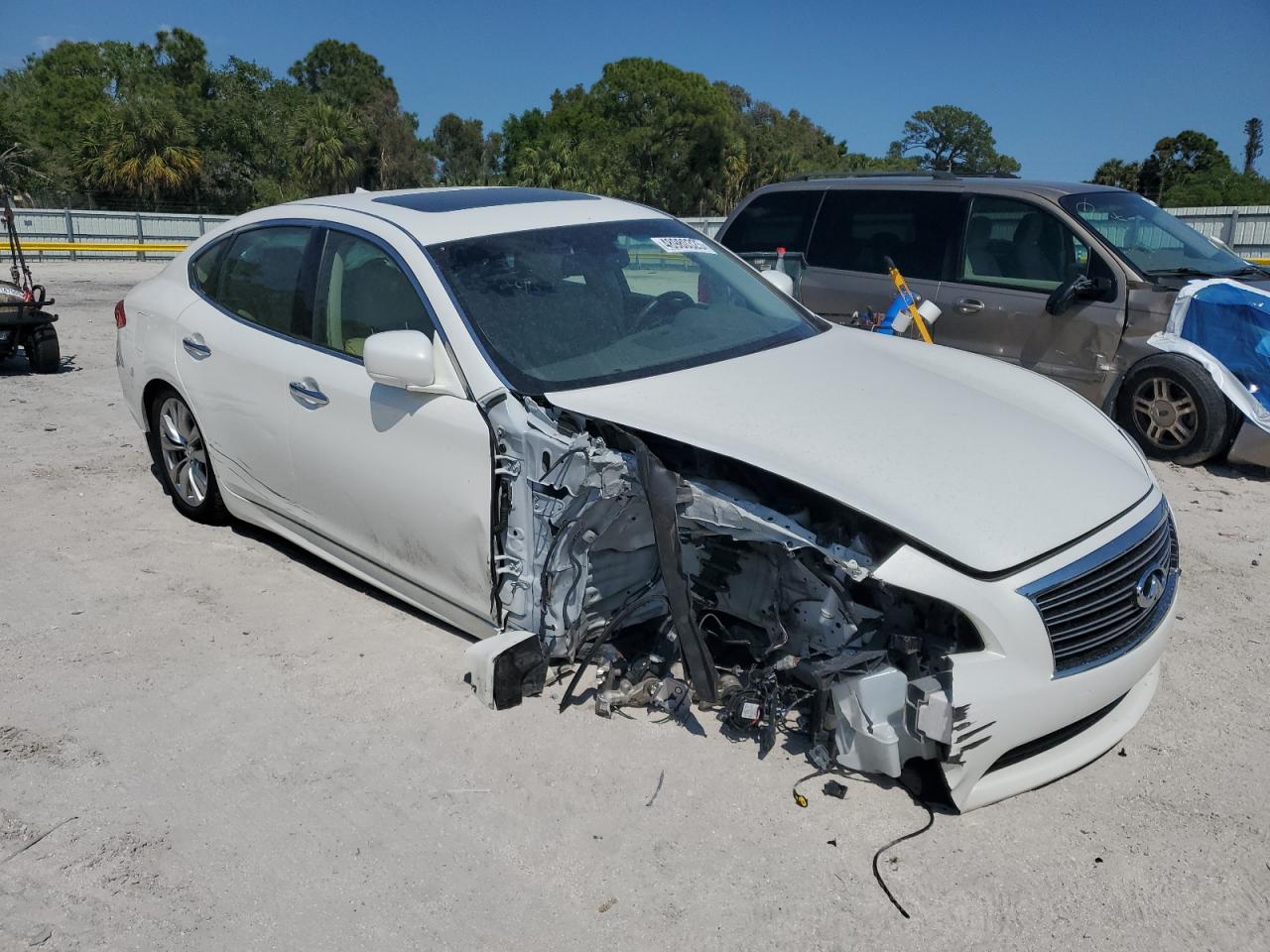 2012 Infiniti M VIN JN1BY1AP3CM335045 Copart auction photo, front end / minor dent/scratches damage thumbnail 4