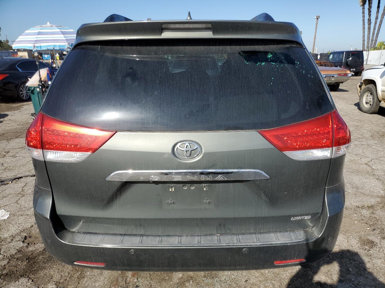 2013 Toyota Sienna VIN 5TDYK3DC0DS359399 Copart auction photo, front end / minor dent/scratches damage thumbnail 6
