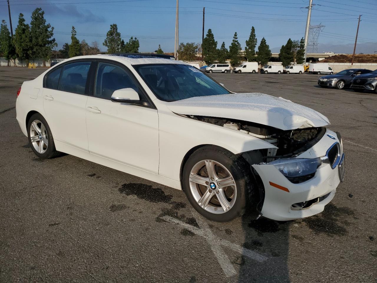 2014 BMW 3er VIN WBA3C1C57EK109064 Copart auction photo, front end damage thumbnail 4