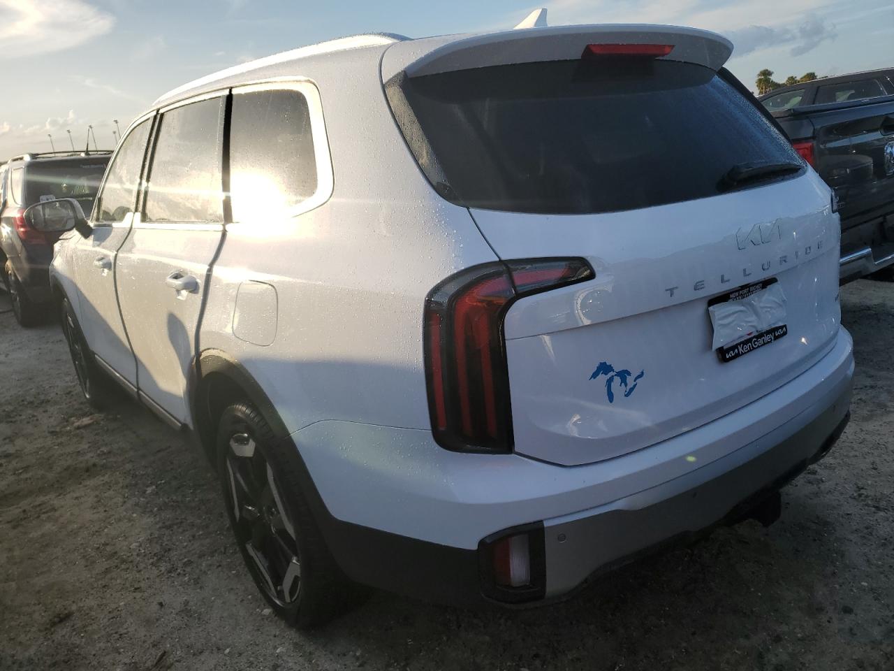 2024 KIA Telluride VIN 5XYP3DGC1RG477153 Copart auction photo, water/flood damage thumbnail 2