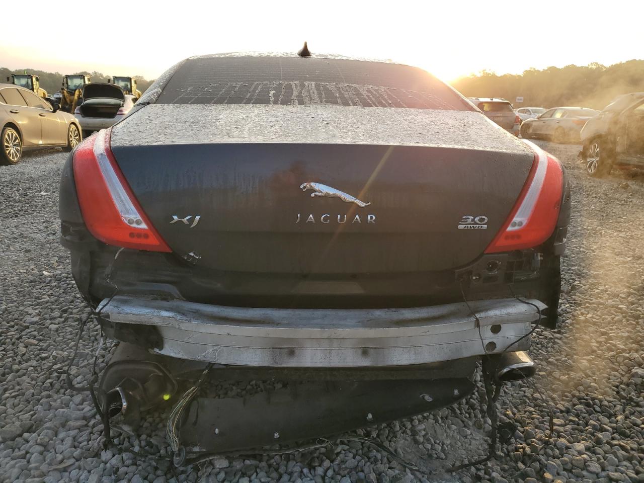 2013 Jaguar XJ VIN SAJWJ1CD2D8V47727 Copart auction photo, rear end / minor dent/scratches damage thumbnail 6