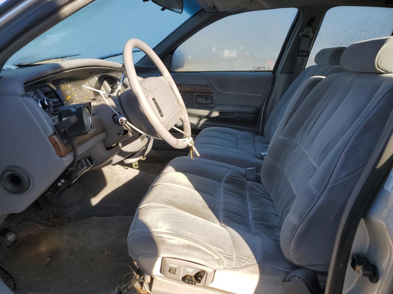 1993 Ford Crown Victoria VIN 2FALP74W3PX131165 Copart auction photo, minor dent/scratches damage thumbnail 7