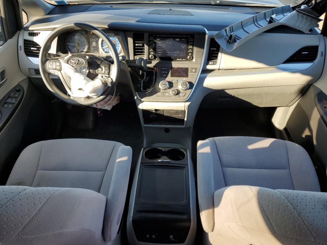 2020 Toyota Sienna VIN 5TDKZ3DC3LS059470 Copart auction photo, front end / minor dent/scratches damage thumbnail 8