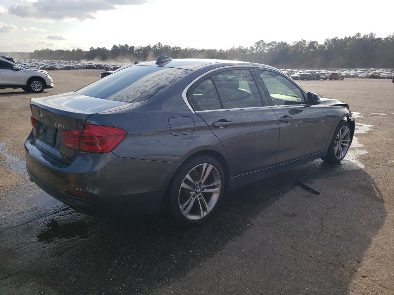 2017 BMW 3er VIN WBA8B9G36HNU54301 Copart auction photo, front end damage thumbnail 3