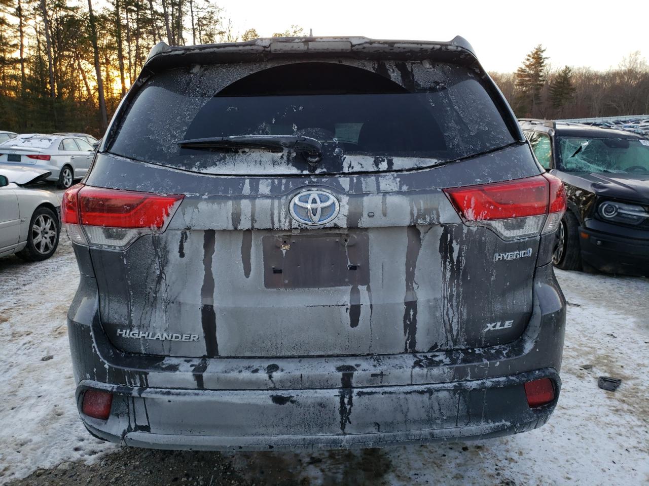 2019 Toyota Highlander VIN 5TDJGRFH5KS075360 Copart auction photo, front end / minor dent/scratches damage thumbnail 6