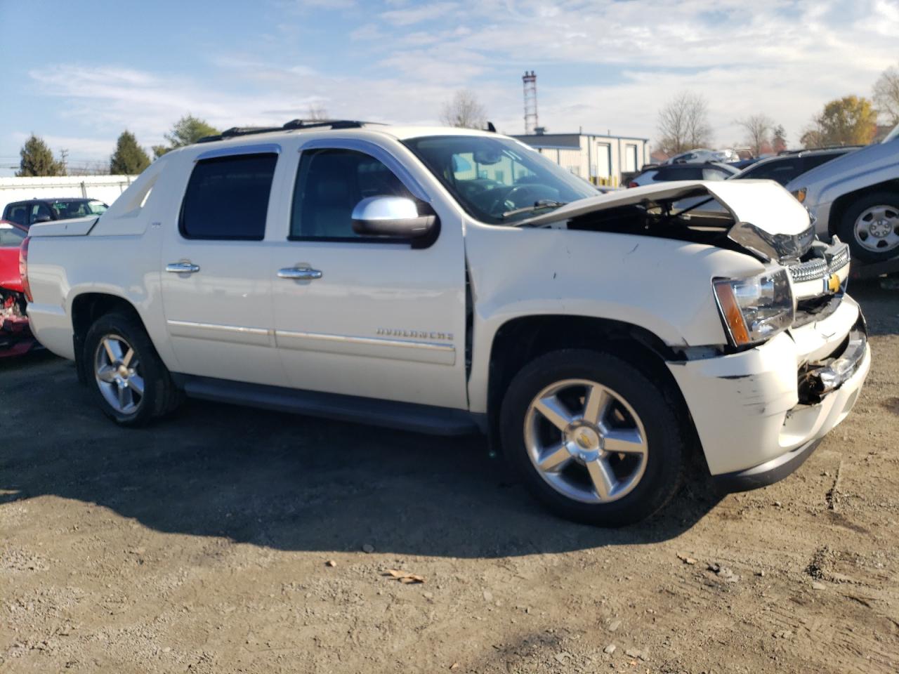 2012 Chevrolet Avalanche VIN 3GNTKGE77CG108032 Copart auction photo, front end / minor dent/scratches damage thumbnail 4