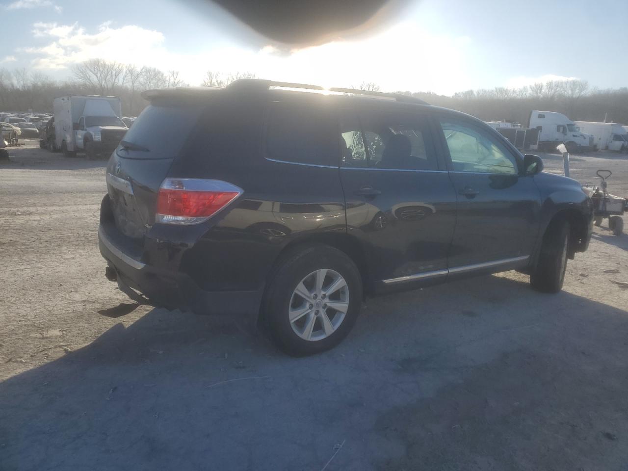 2013 Toyota Highlander VIN 5TDBK3EH2DS198280 Copart auction photo, side / rear end damage thumbnail 3