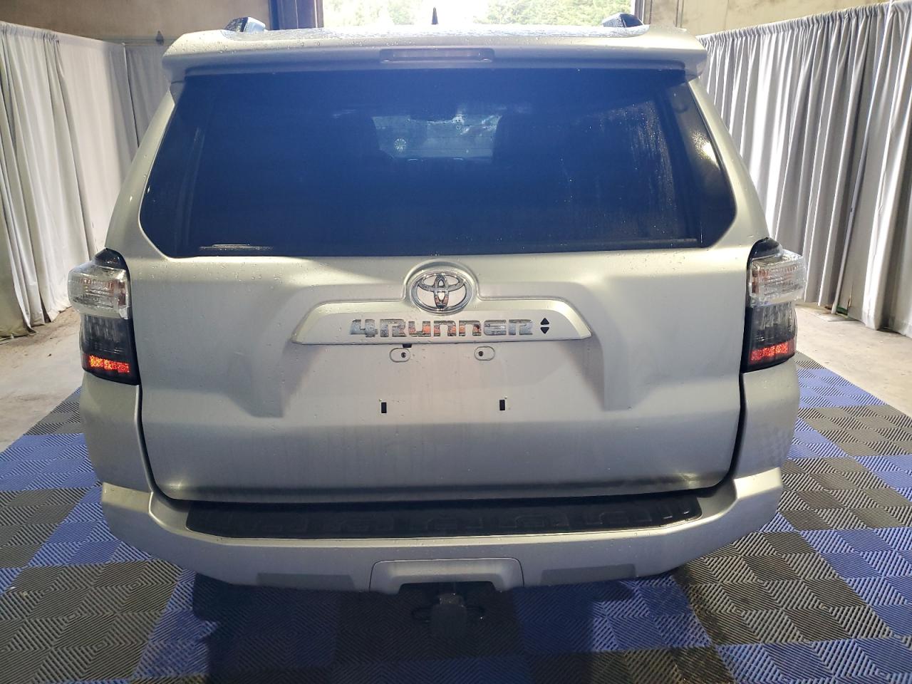 2021 Toyota 4Runner VIN JTENU5JR0M5952358 Copart auction photo, minor dent/scratches damage thumbnail 6