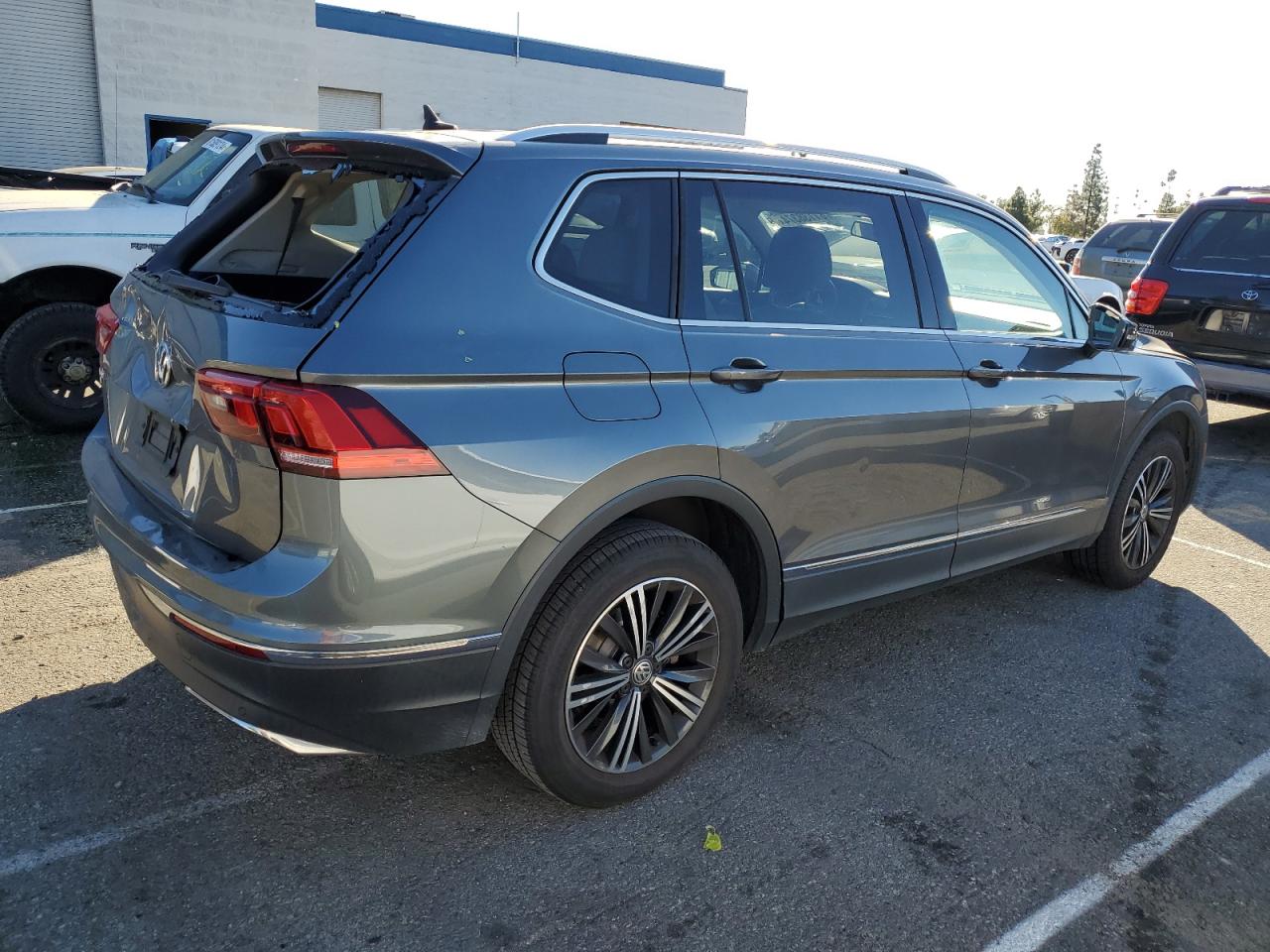 2019 Volkswagen Tiguan VIN 3VV3B7AX0KM187768 Copart auction photo, rear end / all over damage thumbnail 3