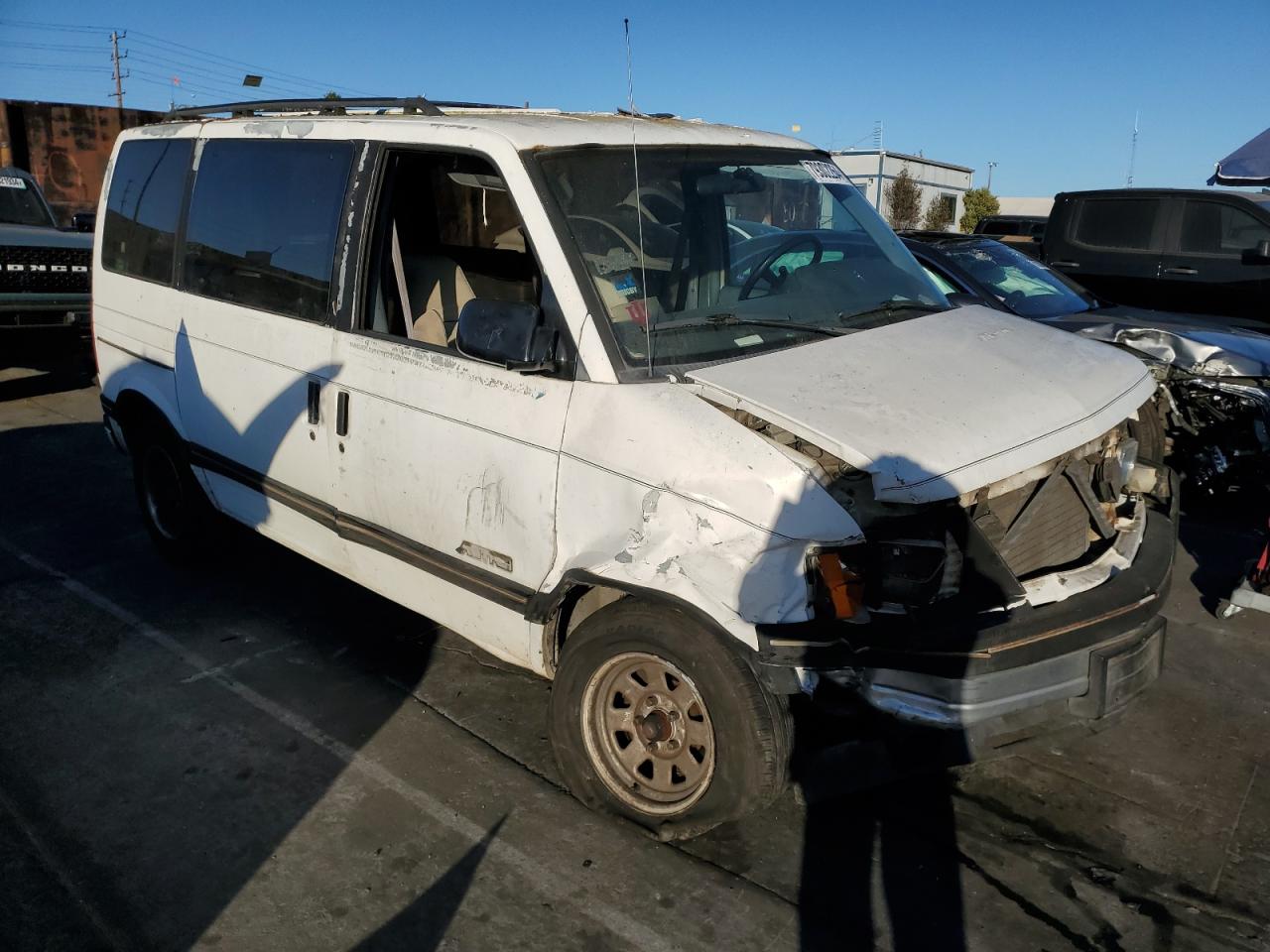 1990 Chevrolet Astro VIN 1GNDM15Z4LB159994 Copart auction photo, all over damage thumbnail 4
