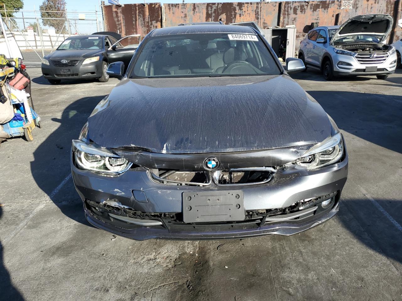 2018 BMW 3er VIN WBA8E1C53JA762765 Copart auction photo, front end / minor dent/scratches damage thumbnail 5