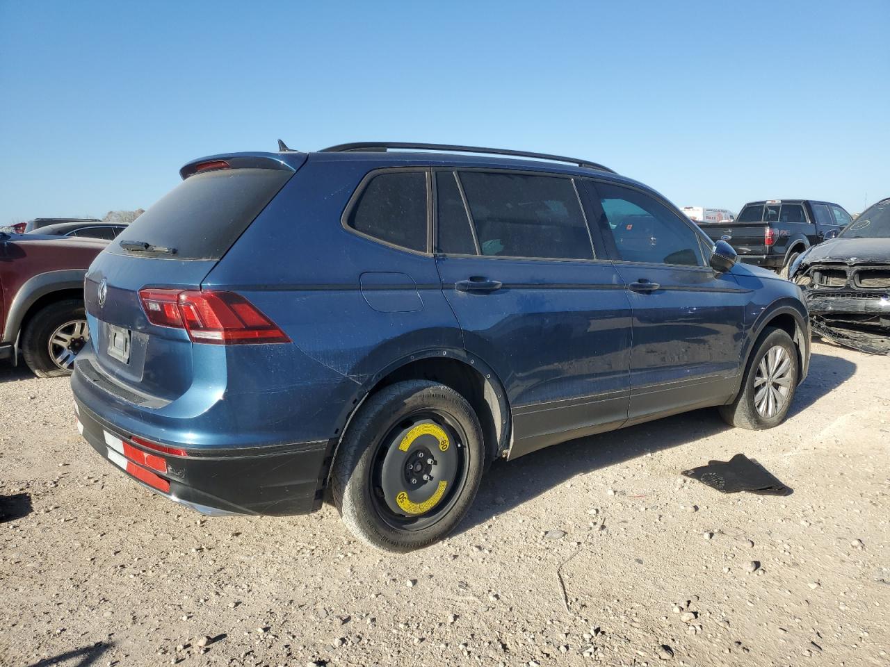 2020 Volkswagen Tiguan VIN 3VV1B7AX2LM059587 Copart auction photo, minor dent/scratches damage thumbnail 3