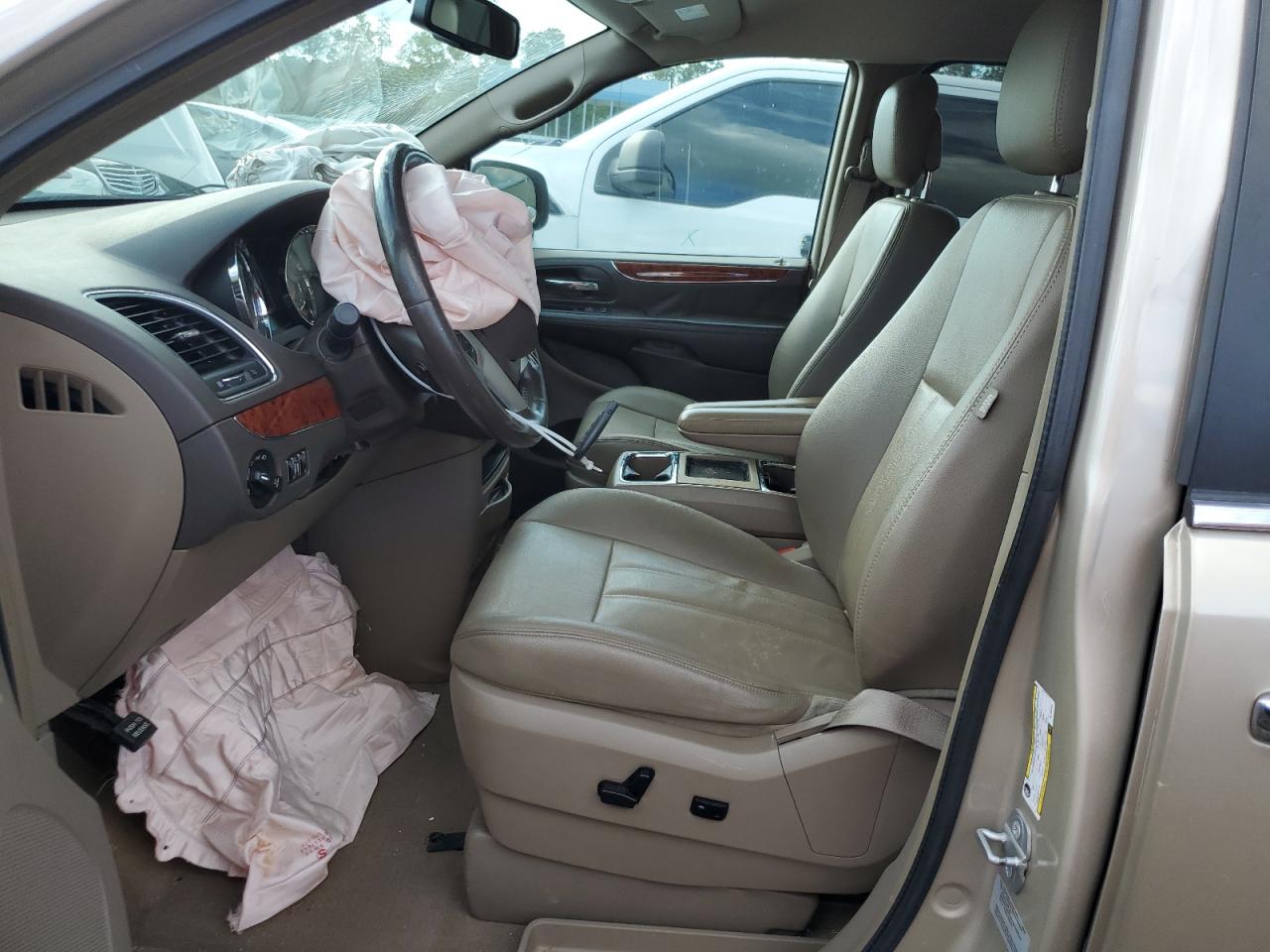 2015 Chrysler Town & Country VIN 2C4RC1BG3FR755558 Copart auction photo, front end / all over damage thumbnail 7