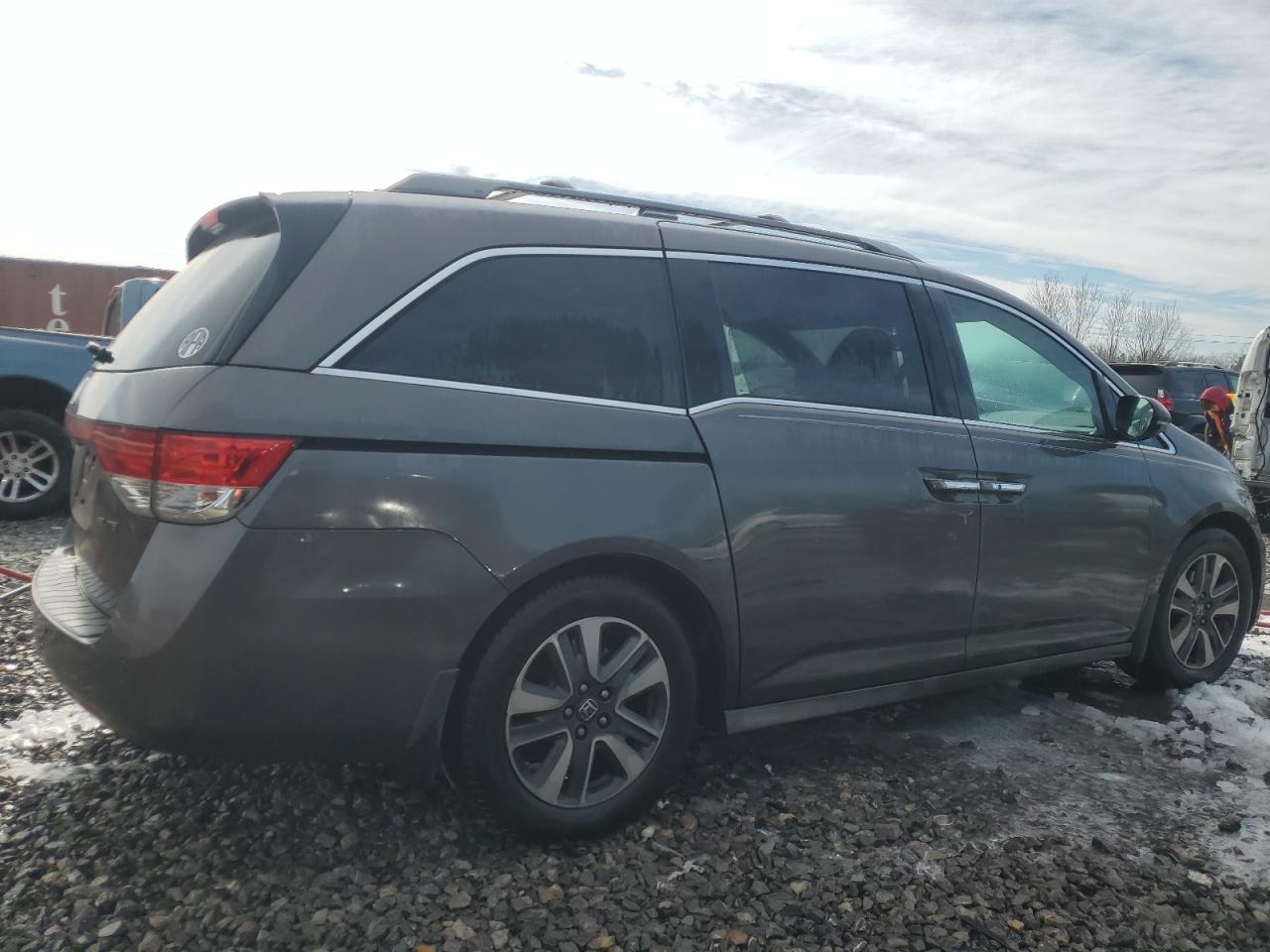 2015 Honda Odyssey VIN 5FNRL5H94FB117945 Copart auction photo, front end / minor dent/scratches damage thumbnail 3