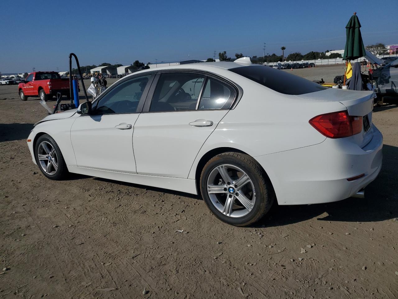 2015 BMW 3er VIN WBA3B1G55FNT07767 Copart auction photo, front end / minor dent/scratches damage thumbnail 2