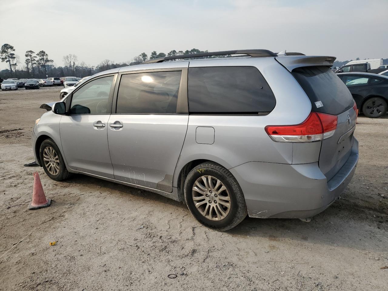 2013 Toyota Sienna VIN 5TDYK3DCXDS295047 Copart auction photo, front end / minor dent/scratches damage thumbnail 2