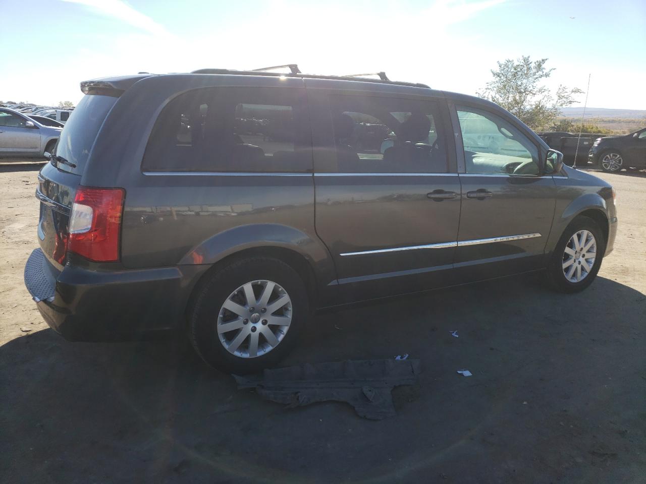 2015 Chrysler Town & Country VIN 2C4RC1BG2FR696342 Copart auction photo, front end / rear end damage thumbnail 3