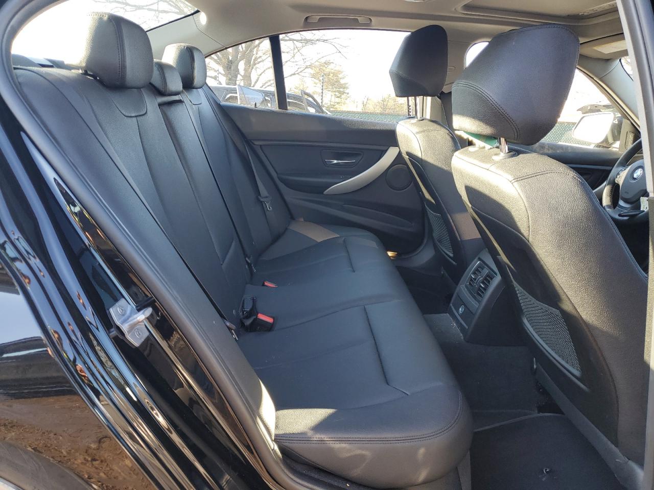 2018 BMW 3er VIN WBA8A3C51JA505398 Copart auction photo, undercarriage / minor dent/scratches damage thumbnail 10
