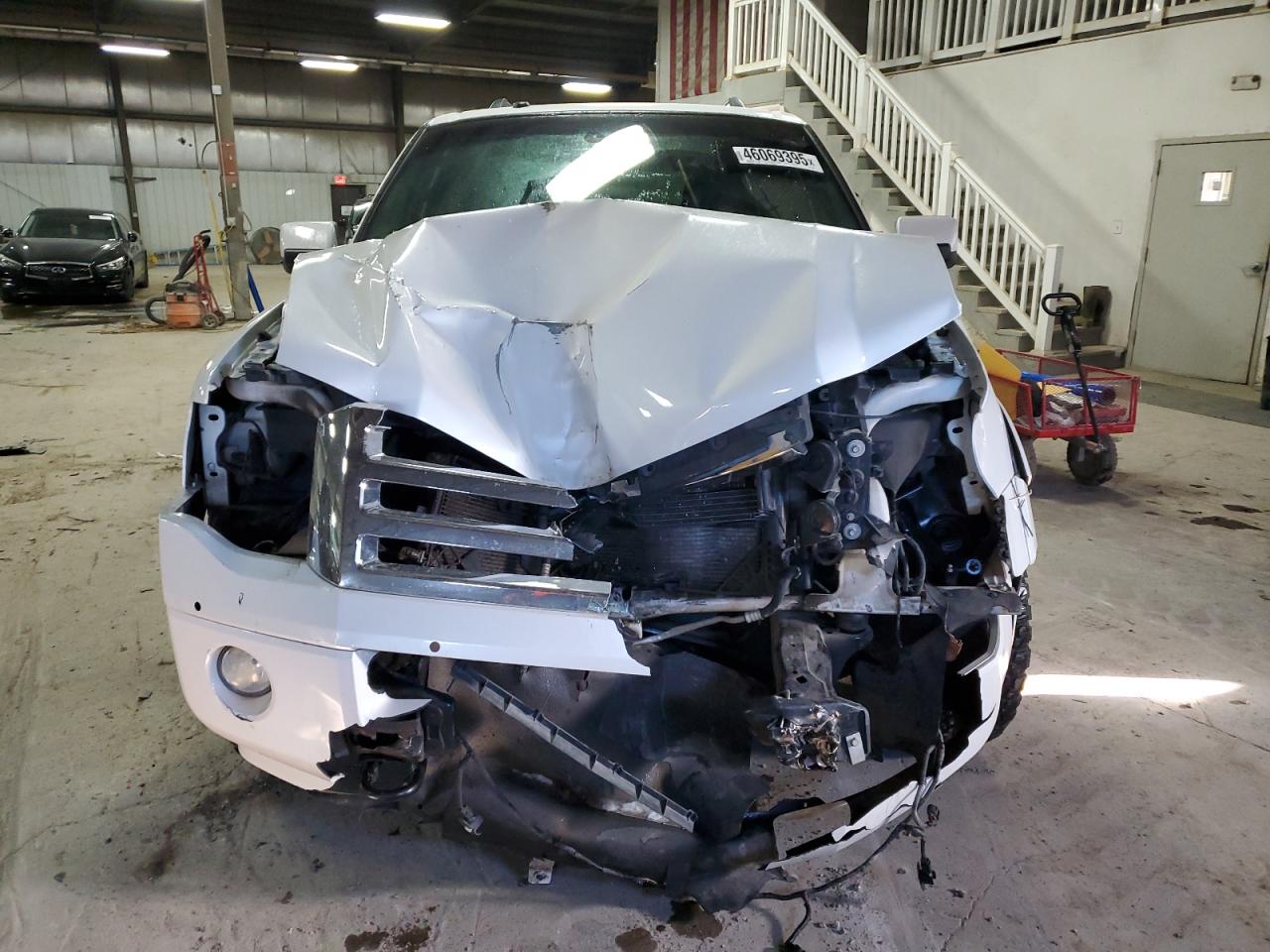 2013 Ford Expedition VIN 1FMJU2A59DEF28929 Copart auction photo, front end / minor dent/scratches damage thumbnail 5